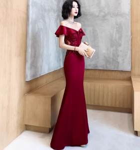 ชุดราตรียาวออกงานกลางคืน เรียบหรู เข้ารูป สีเบอร์กันดี