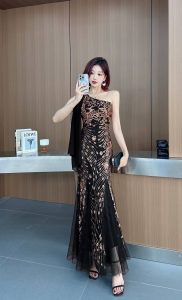 ชุดราตรียาวสีดำ ปาดไหล่เก๋ๆ