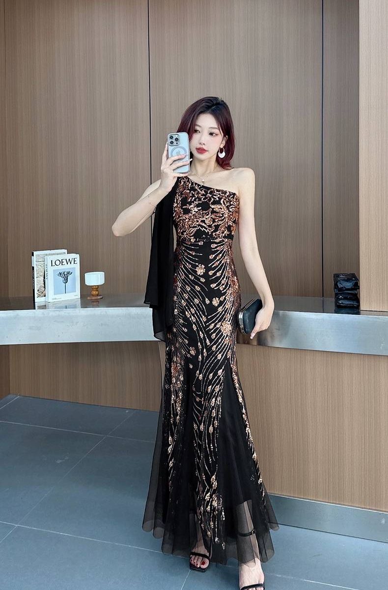 ชุดราตรียาวสีดำ ปาดไหล่เก๋ๆ