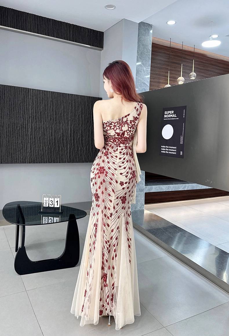 ชุดราตรียาวสีแดง