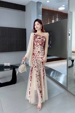 ชุดราตรียาวสีแดง